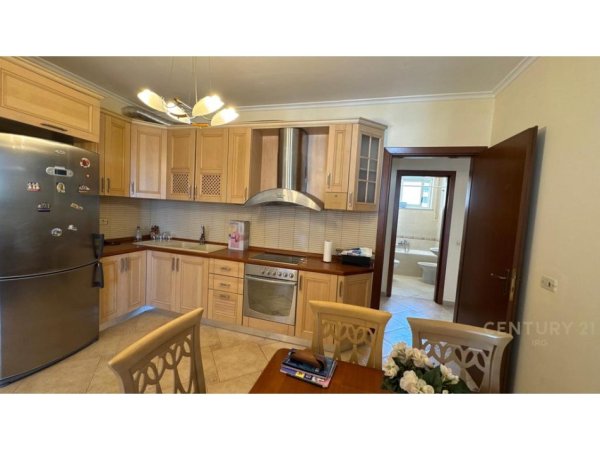 Tirane, jepet me qera apartament 3+1+Aneks Kati 7, 130 m² 1.050 € (Rruga e Elbasanit)