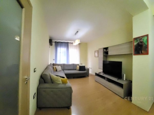 Tirane, jepet me qera apartament 2+1 Kati 2, 95 m² 1.000 € (Rruga e Kavajes)