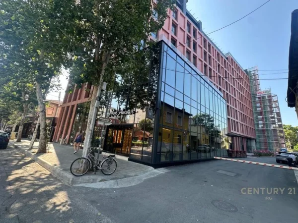 Tirane, jepet me qera zyre Kati 1, 69 m² 800 € (Galeria Roma)