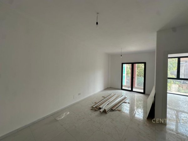 Tirane, jepet me qera zyre Kati 1, 69 m² 800 € (Galeria Roma)