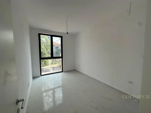 Tirane, jepet me qera zyre Kati 1, 69 m² 800 € (Galeria Roma)