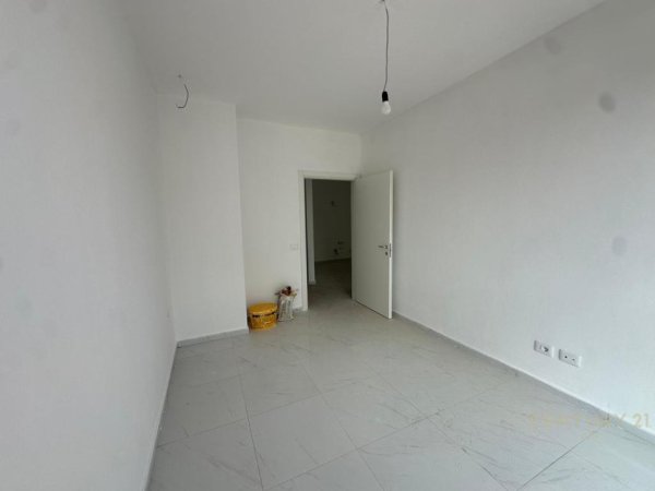 Tirane, jepet me qera zyre Kati 1, 69 m² 800 € (Galeria Roma)