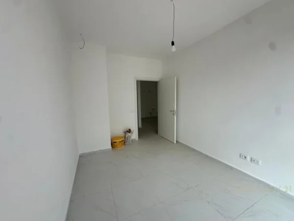 Tirane, jepet me qera zyre Kati 1, 69 m² 800 € (Galeria Roma)