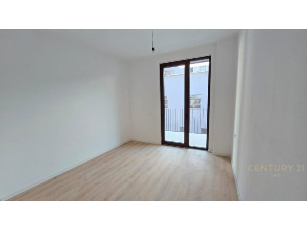 Tirane, jepet me qera zyre Kati 2, 105 m² 2.000 € (Kompleksi Dinamo)