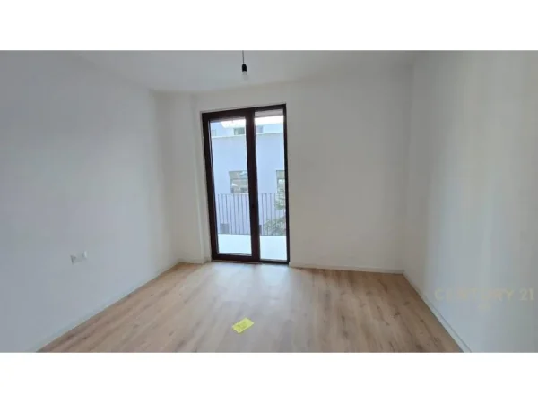 Tirane, jepet me qera zyre Kati 2, 105 m² 2.000 € (Kompleksi Dinamo)