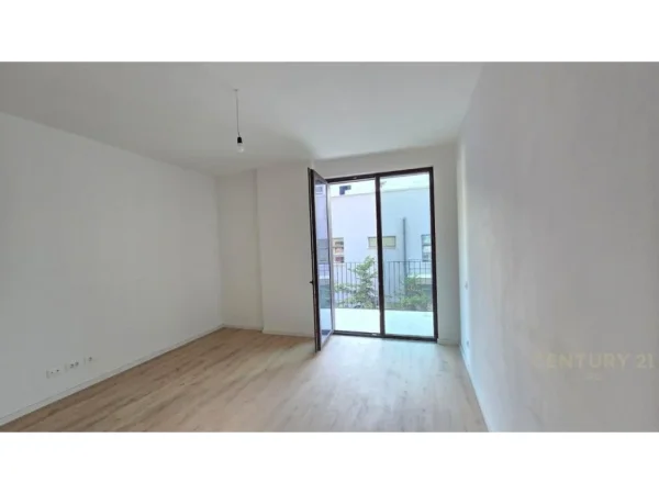 Tirane, jepet me qera zyre Kati 2, 105 m² 2.000 € (Kompleksi Dinamo)
