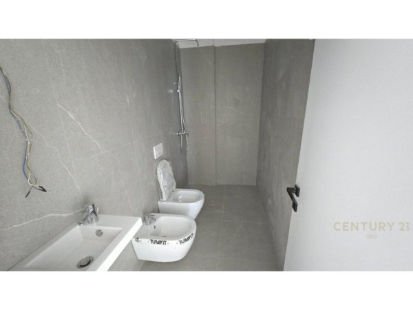 Tirane, jepet me qera zyre Kati 2, 105 m² 2.000 € (Kompleksi Dinamo)