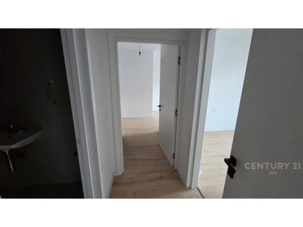 Tirane, jepet me qera zyre Kati 2, 105 m² 2.000 € (Kompleksi Dinamo)