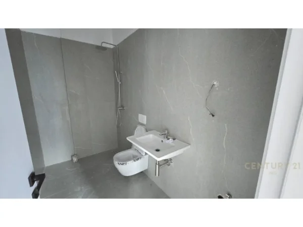 Tirane, jepet me qera zyre Kati 2, 105 m² 2.000 € (Kompleksi Dinamo)