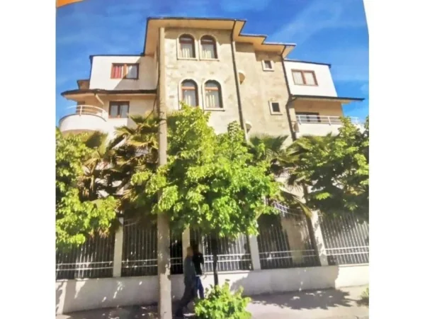 Tirane, jepet me qera Vile Kati 5, 1.200 m² 4.500 € (Shkolla e Bashkuar)