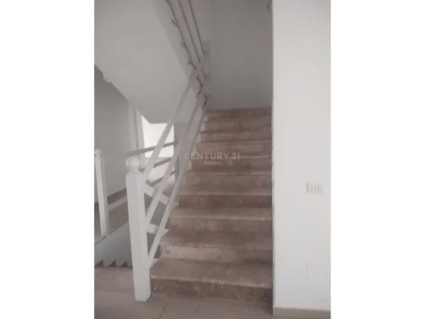 Tirane, jepet me qera Vile Kati 5, 1.200 m² 4.500 € (Shkolla e Bashkuar)