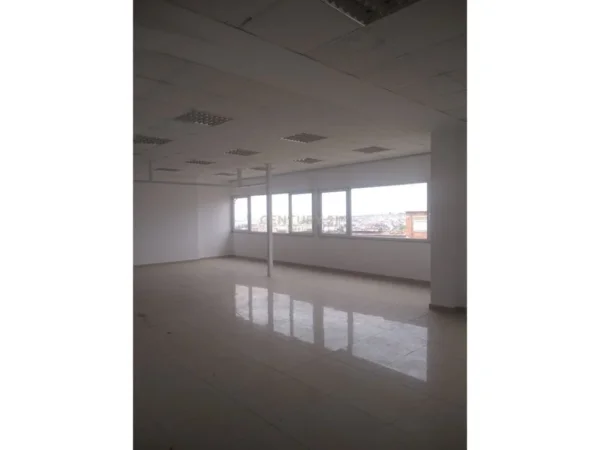 Tirane, jepet me qera Vile Kati 5, 1.200 m² 4.500 € (Shkolla e Bashkuar)