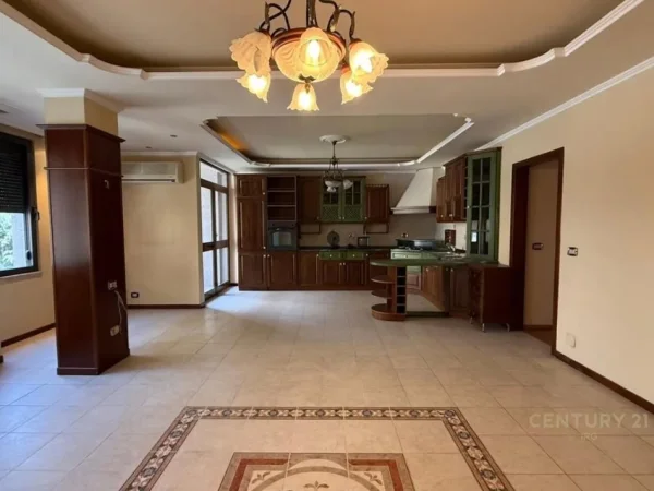 Tirane, shes apartament 2+1+Ballkon Kati 4, 122 m² 350.000 € (ish Blloku)