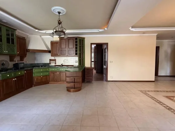 Tirane, shes apartament 2+1+Ballkon Kati 4, 122 m² 350.000 € (ish Blloku)