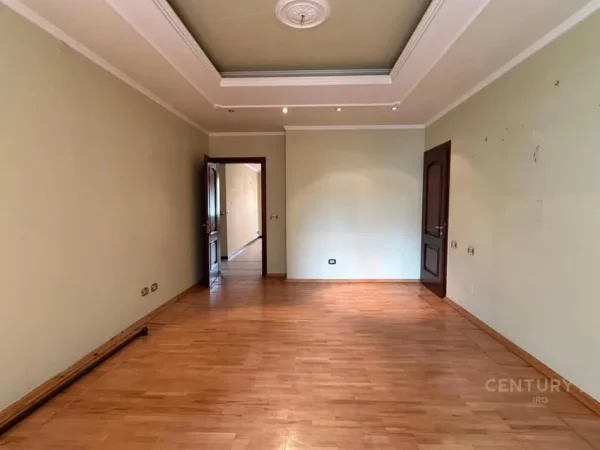 Tirane, shes apartament 2+1+Ballkon Kati 4, 122 m² 350.000 € (ish Blloku)