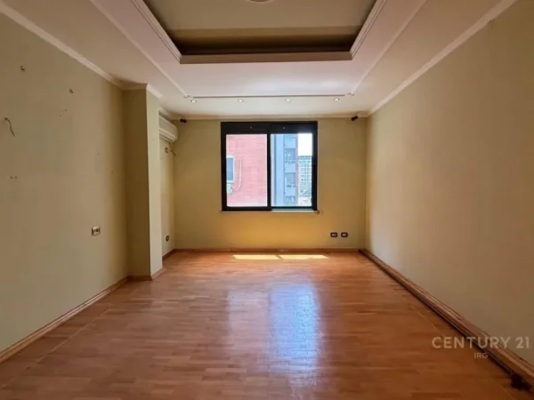 Tirane, shes apartament 2+1+Ballkon Kati 4, 122 m² 350.000 € (ish Blloku)