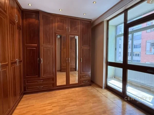 Tirane, shes apartament 2+1+Ballkon Kati 4, 122 m² 350.000 € (ish Blloku)