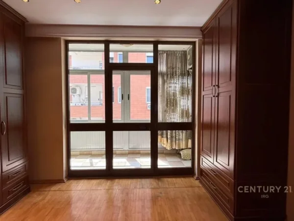 Tirane, shes apartament 2+1+Ballkon Kati 4, 122 m² 350.000 € (ish Blloku)