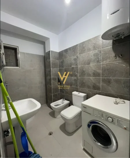 Tirane, jepet me qera apartament 1+1+Ballkon Kati 4, 62 m² 370 € (SHKOZE)