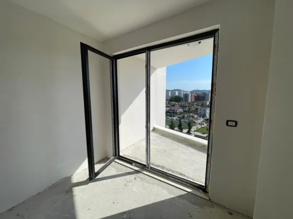 Tirane, shes apartament 1+1+Ballkon Kati 6, 83 m² 125.000 € (Ish fusha e avaicionit KOMPLEKSI TURDIU)
