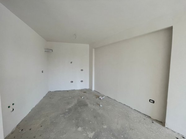 Tirane, shes apartament 1+1+Ballkon Kati 6, 83 m² 125.000 € (Ish fusha e avaicionit KOMPLEKSI TURDIU)