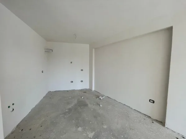 Tirane, shes apartament 1+1+Ballkon Kati 6, 83 m² 125.000 € (Ish fusha e avaicionit KOMPLEKSI TURDIU)