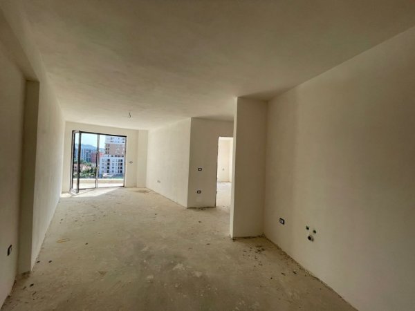 Tirane, shes apartament 1+1+Ballkon Kati 6, 83 m² 125.000 € (Ish fusha e avaicionit KOMPLEKSI TURDIU)