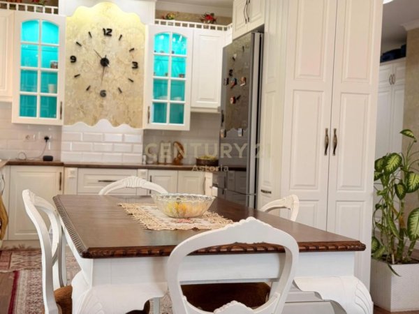 Tirane, jepet me qera apartament 2+1 Kati 7, 130 m² 900 € (Astir)