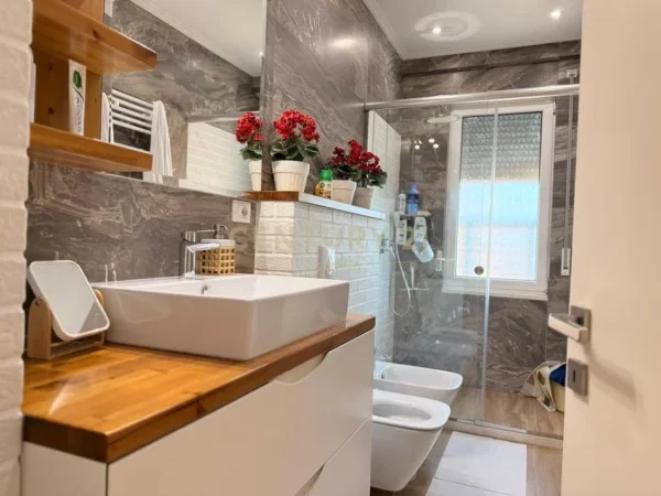 Tirane, jepet me qera apartament 2+1 Kati 7, 130 m² 900 € (Astir)