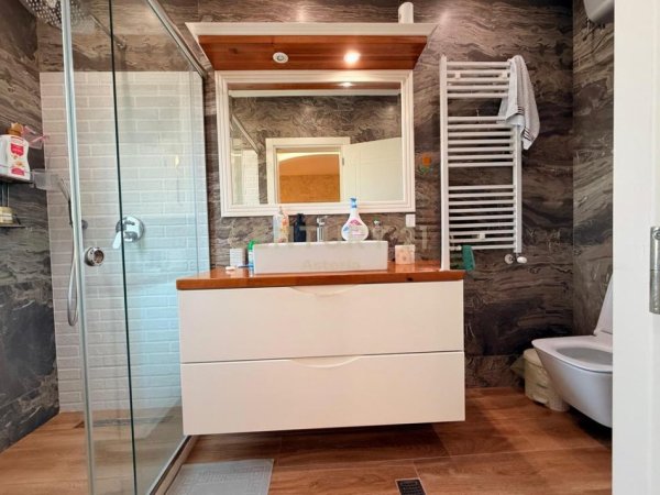 Tirane, jepet me qera apartament 2+1 Kati 7, 130 m² 900 € (Astir)