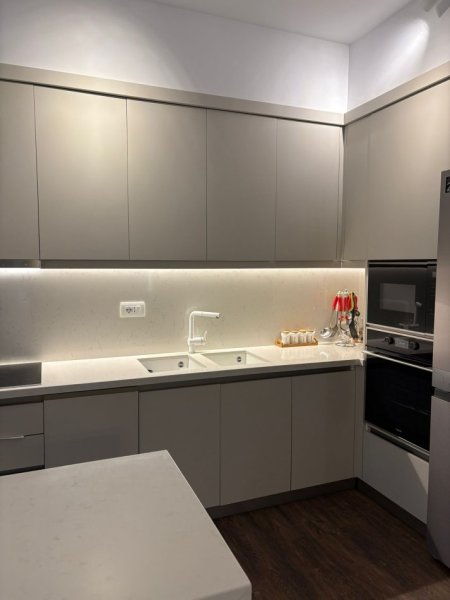 Tirane, jepet me qera apartament 3+1+Aneks+Ballkon Kati 6, 130 m² 1.500 € (Rruga Muhamet Gjollesha)