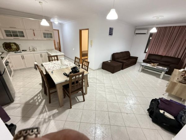 Tirane, jepet me qera apartament 2+1 Kati 2, 105 m² 