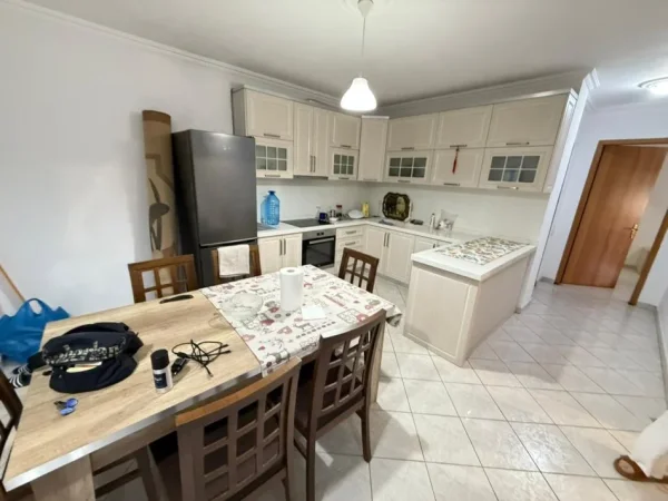 Tirane, jepet me qera apartament 2+1 Kati 2, 105 m² 