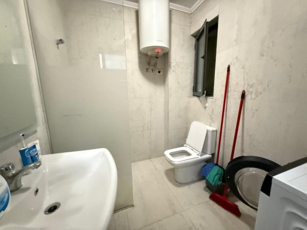 Tirane, jepet me qera apartament 2+1 Kati 2, 105 m² 