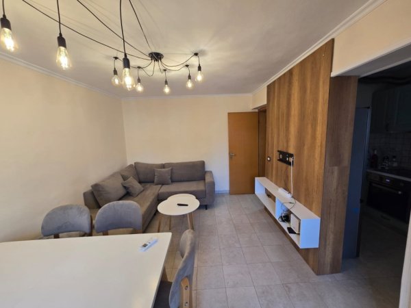 Tirane, jepet me qera apartament 1+1 , 600 € (Stacioni i Trenit)