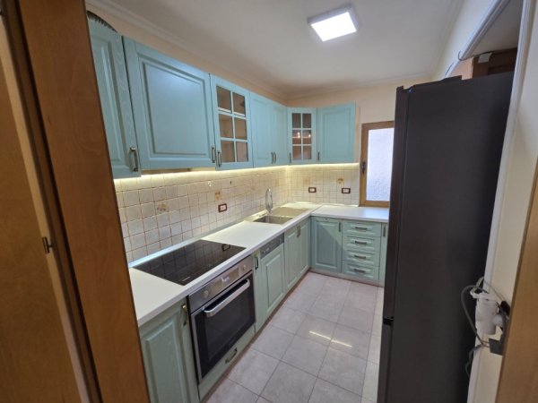 Tirane, jepet me qera apartament 1+1 , 600 € (Stacioni i Trenit)