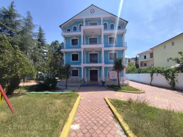 Tirane, jepet me qera ambjent biznesi Kati 4, 1.100 m² 4.500 € (Vilat Gjermane)