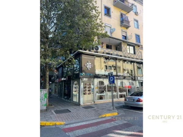 Tirane, jepet me qera ambjent biznesi Kati 2, 91 m² 2.000 € (Bllok)
