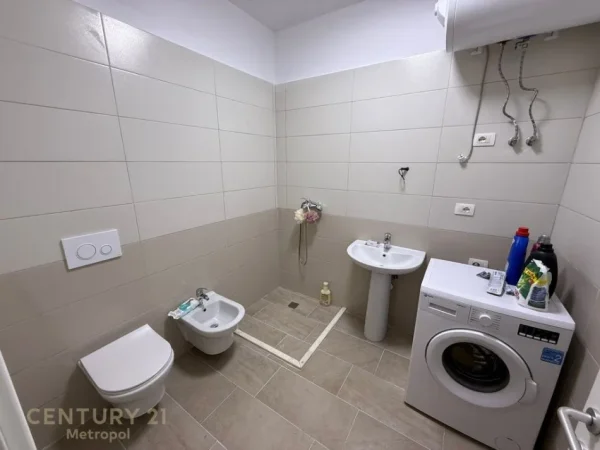 Tirane, jepet me qera apartament 2+1 , 92 m² 580 € (Ali Demi)