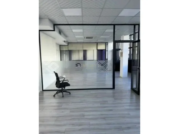 Tirane, jepet me qera ambjent biznesi Kati 1, 285 m² 2.500 € (Don Bosko)