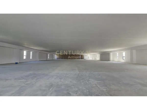 Tirane, jepet me qera magazine Kati 1, 4.600 m² 19.000 € 