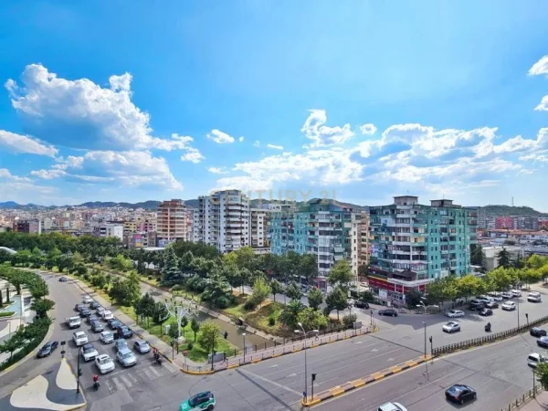 Tirane, jepet me qera ambjent biznesi Kati 0, 365 m² 3.250 € (Delijordji)
