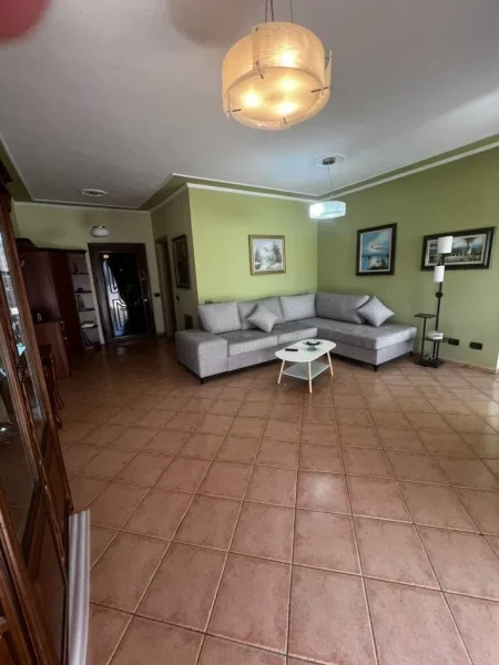 Komuna e parisit tek lulishtja, jepet me qera 2+1+ 2 blk, 105 m², i mobiluar. 650€