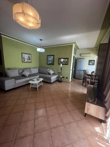 Komuna e parisit tek lulishtja, jepet me qera 2+1+ 2 blk, 105 m², i mobiluar. 650€