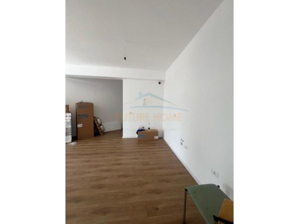 Tirane, jepet me qera apartament 1+1 Kati 3, 65 m² 400 € (Fresku)
