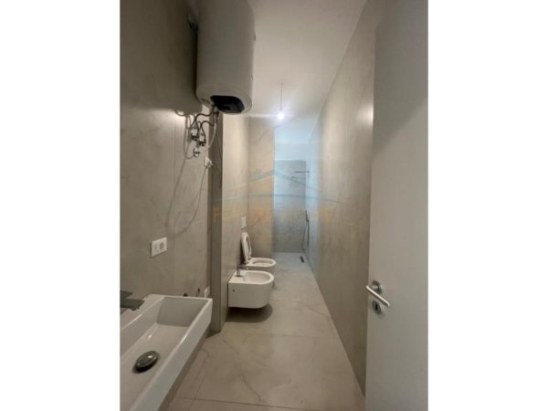 Tirane, jepet me qera apartament 1+1 Kati 3, 65 m² 400 € (Fresku)