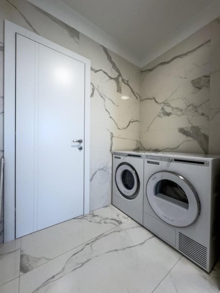 Tirane, shitet apartament 3+1+Ballkon Kati 12, 140 m² 360.000 € (Kompleksi Magnet)