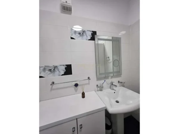 Tirane, jepet me qera apartament 2+1 Kati 10, 100 m² 800 € (Mine Peza)