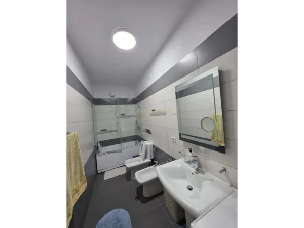 Tirane, jepet me qera apartament 2+1 Kati 10, 100 m² 800 € (Mine Peza)