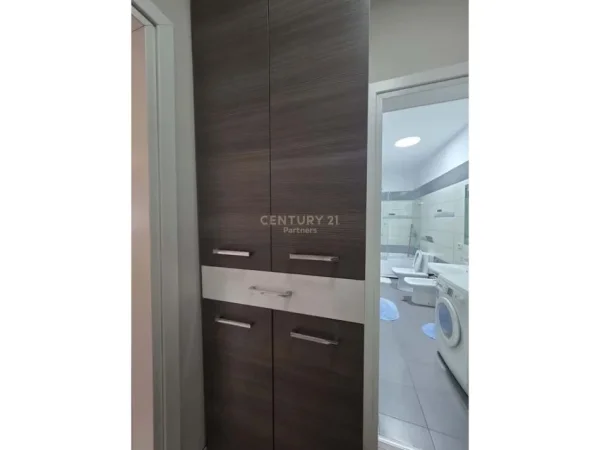 Tirane, jepet me qera apartament 2+1 Kati 10, 100 m² 800 € (Mine Peza)